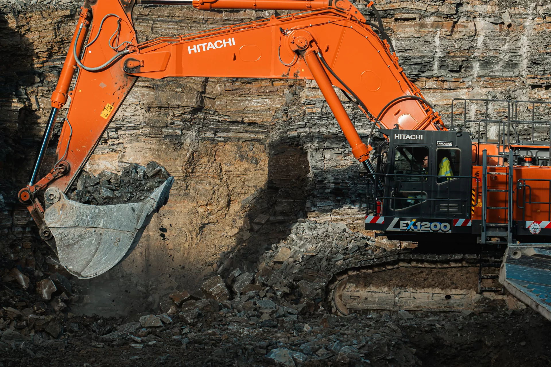Pelle Hitachi EX1200 en carrière